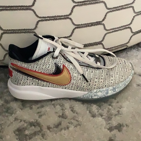 LeBron James 20’s - Picture 3 of 6